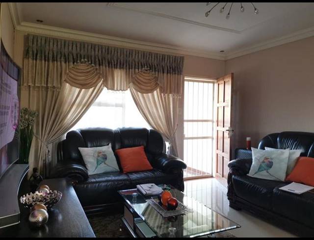 3 BEDROOM TOWNHOUSE FOR SALE IN OAKDENE